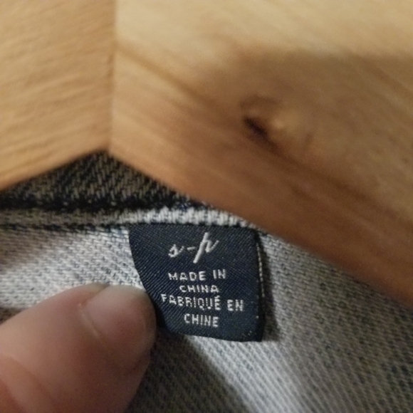 American Eagle Retro Look Light Wash Jean Vest - Picture 8 of 10